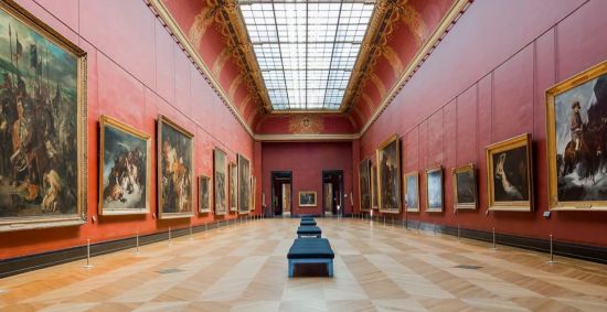 Galeria com obras diversas no Museu do Louvre