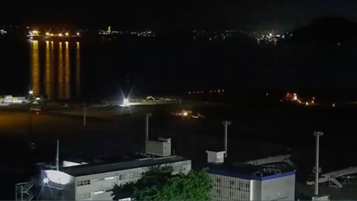 Foto de um aeroporto com as luzes apagadas durante o apagão