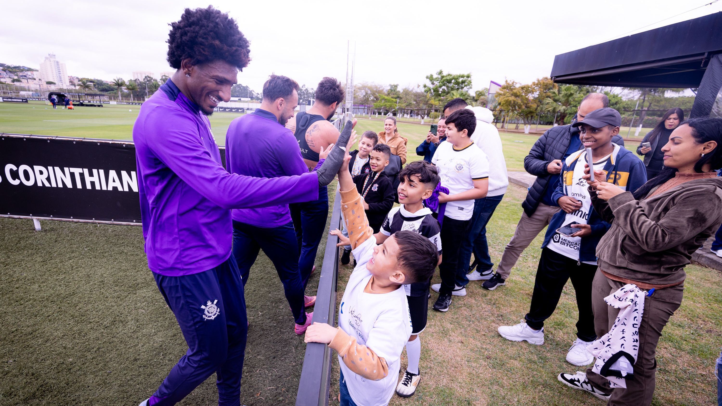 Jogadores do Corinthians receberam ONG no CT Joaquim Grava
