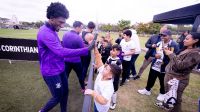 Jogadores do Corinthians recebem visita de ONG