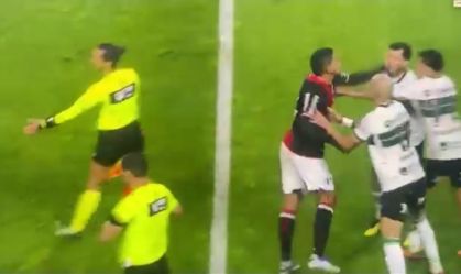 Jogador dá tapa na cara de adversário na Série B; veja