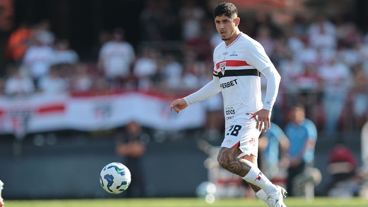 Alan Franco, zagueiro do São Paulo, em campo contra o Palmeiras, pelo Brasileirão