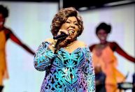 Alcione critica final de "Vale Tudo" durante show em São Paulo