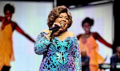Alcione critica final de "Vale Tudo" durante show em São Paulo