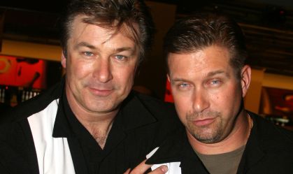 Atores Alec e Stephen Baldwin se envolvem em acidente de carro nos EUA