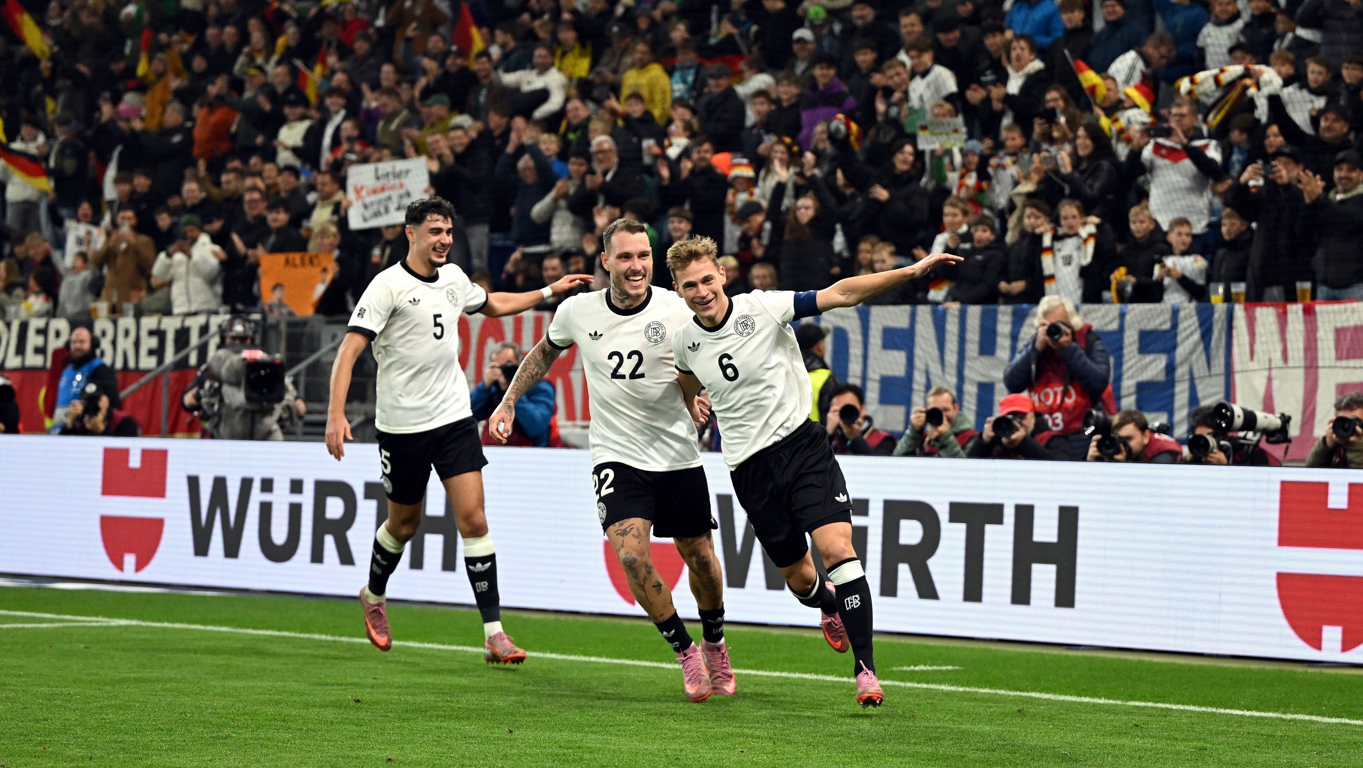 Jogadores da Alemanha comemoram gol contra Luxemburgo
