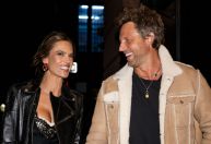 Alessandra Ambrósio vai a after de Victoria's Secret com o namorado; veja