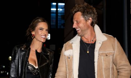 Alessandra Ambrósio vai a after de Victoria's Secret com o namorado; veja