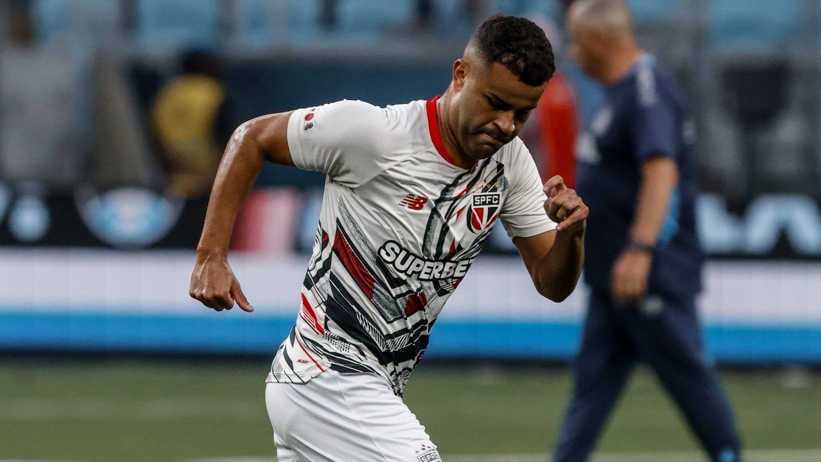 Alisson, do São Paulo, em aquecimento