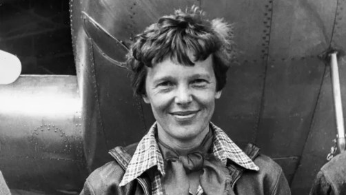 Amelia Earhart com o seu avião Lockheed Modelo 10-E Electra, em 1937