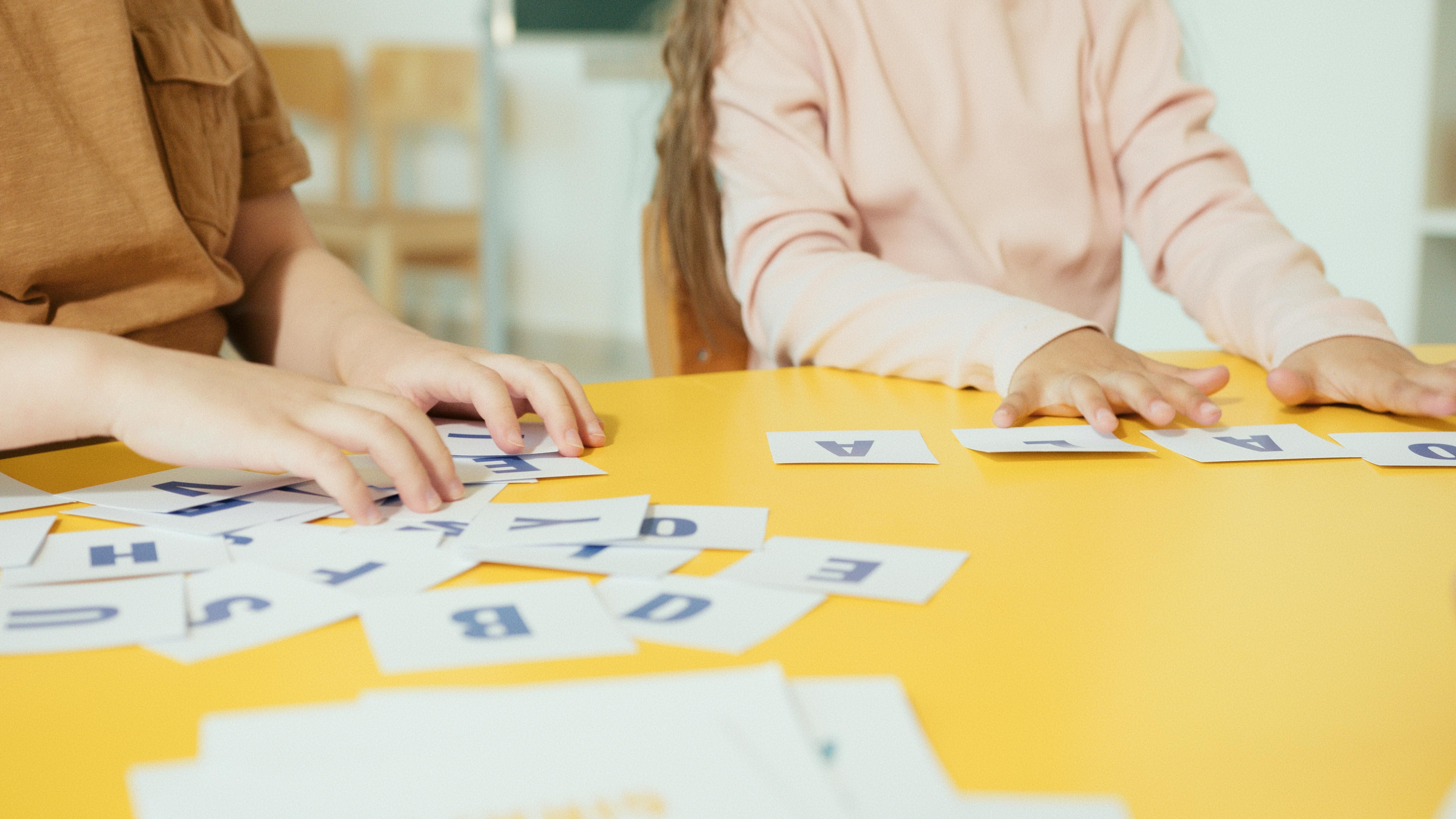 Especialista explica que o cérebro infantil ainda não possui estruturas maduras para registrar lembranças, o que faz com que os primeiros anos de vida permaneçam fora da memória consciente.