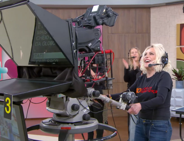 Ana Maria Braga aprende a manusear câmera da Globo: 'Dirigir carro é mais fácil' 2 Ana Maria Braga se diverte operando câmera, mas avisa: "Sou rebelde" • Reprodução/Globo
