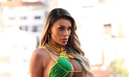 Andressa Urach aparece como MC Ímola e posa com peça rara de Ayrton Senna