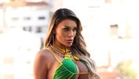 Andressa Urach aparece como MC Ímola e posa com peça rara de Ayrton Senna
