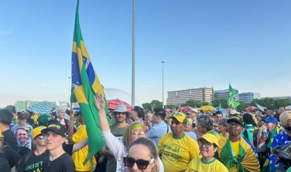 Deputados bolsonaristas criticam Hugo Motta em ato pró-anistia em Brasília