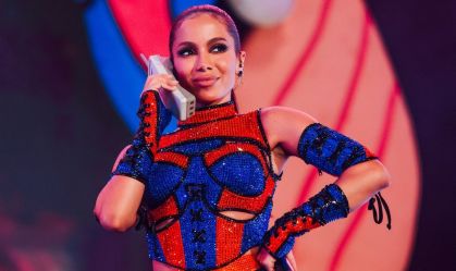 Anitta entra no clima de Natal e monta árvore com amigas