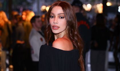 Anitta concentra flashes no desfile de Stella McCartney em Paris; veja look