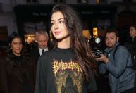 O Diabo veste Balenciaga? Anne Hathaway acompanha desfile da grife em Paris