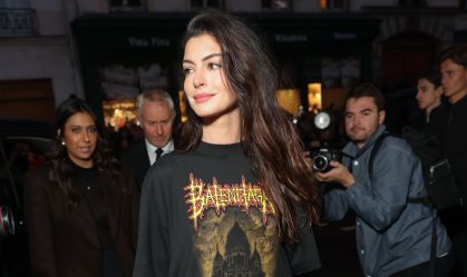 O Diabo veste Balenciaga? Anne Hathaway acompanha desfile da grife em Paris