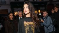 Anne Hathaway marca presença em show de Sabrina Carpenter e anima fãs