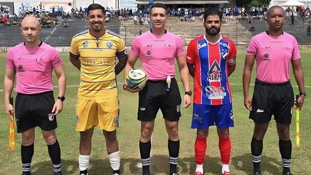 Felipe Fernandes de Lima (centro) passou mal neste domingo (5) durante semifinal do Campeonato Regional de Brumadinho • Reprodução/Instagram/Liga de Brumadinho
