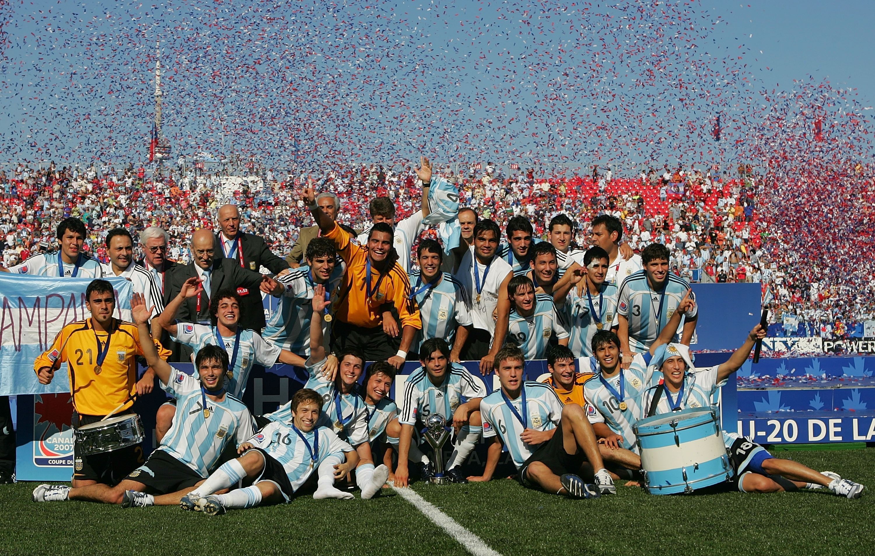 Jogadores da Argentina celebram o título do Mundial Sub-20 em Toronto, no Canadá