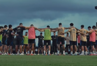 Argentina homenageia Miguel Ángel Russo com minuto de silêncio em treino