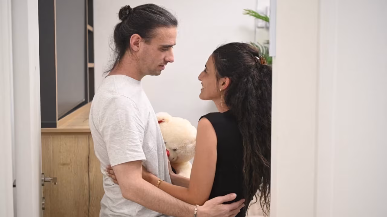 Ex-refém reencontra namorada dois anos após ambos terem sido sequestrados