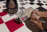 Homem fabrica "celular revólver" e é preso pela polícia de SP