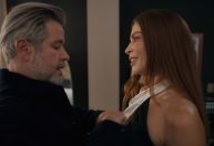 Em "Três Graças", Ferette transa com Arminda e a chama de cachorra