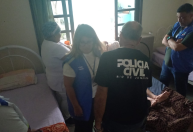 Idosos são resgatados após serem encontrados amarrados em asilo do RJ