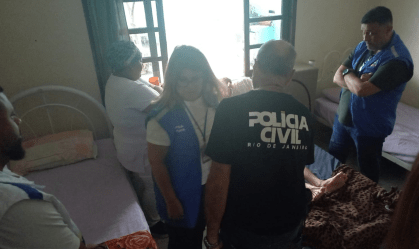 Idosos são resgatados após serem encontrados amarrados em asilo do RJ