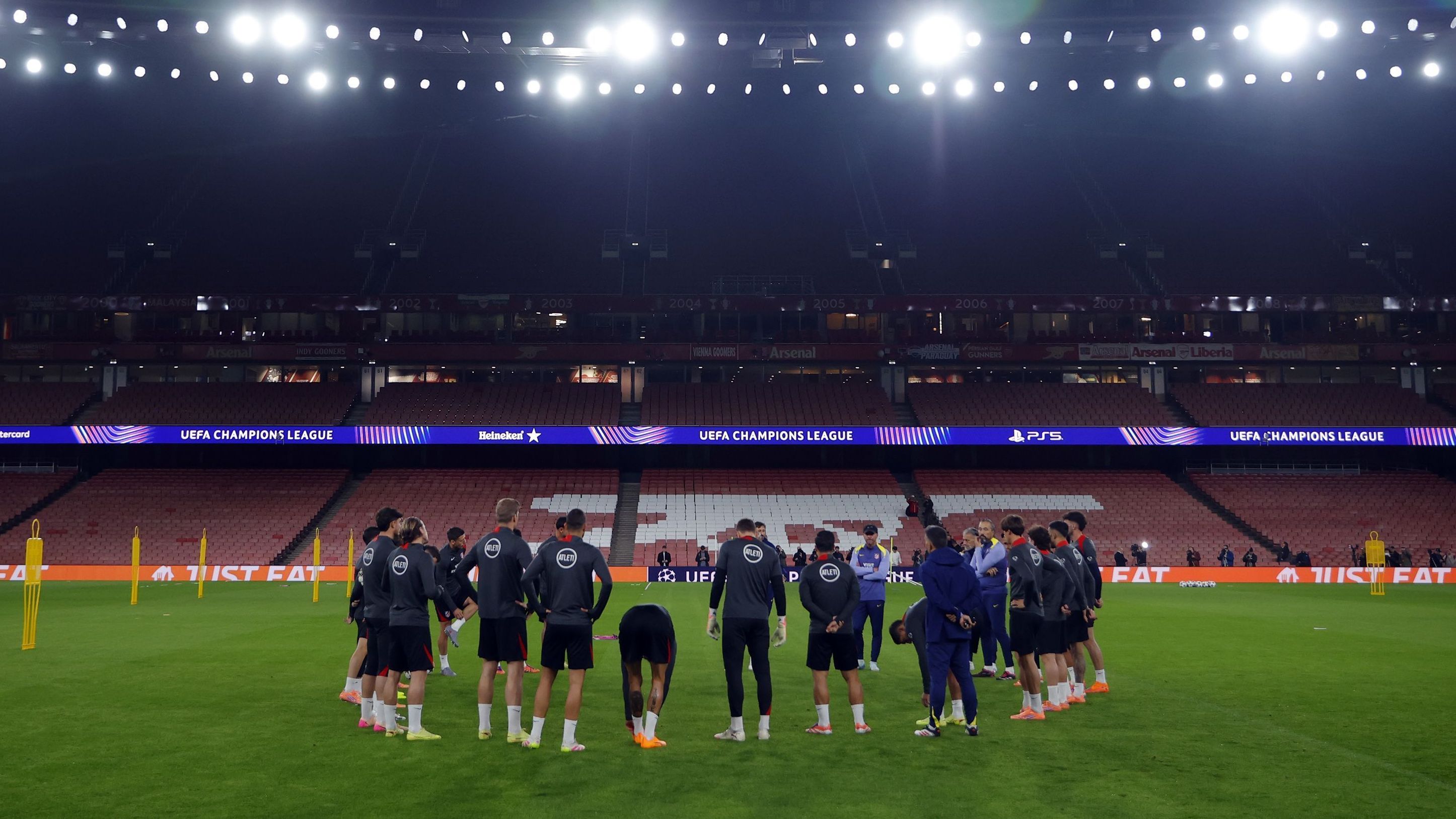 Jogadores do Atlético de Madrid treinando no Emirates Stadium antes de duelo contra o Arsenal, pela Champions League