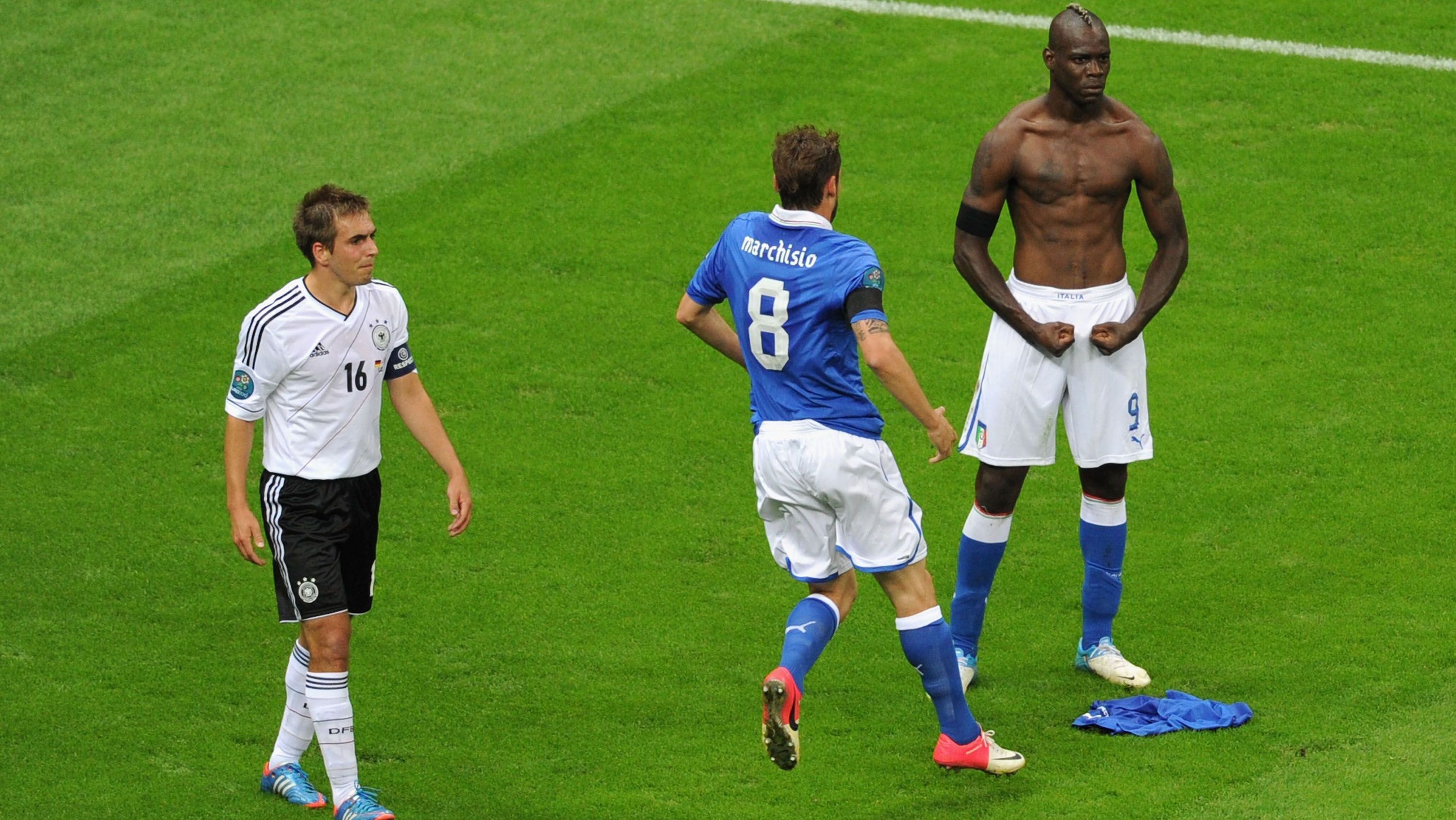 Balotelli comemora gol histórico da Itália sobre a Alemanha na semifinal da Eurocopa de 2012