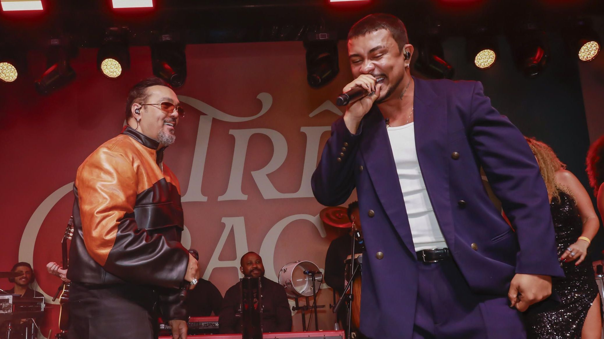 Xamã e Belo se apresentando na festa de lançamento da novela "Três Graças"