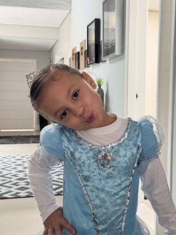 Bia, filha de Júlio Cocielo e Tata Estaniecki • Reprodução/ Instagram