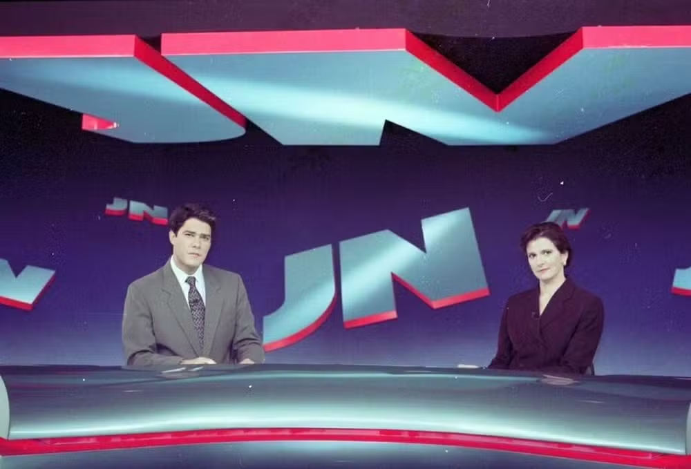 William Bonner em sua estreia como apresentador fixo do "Jornal Nacional", ao lado de Lillian Witte Fibe • Divulgação/Globo