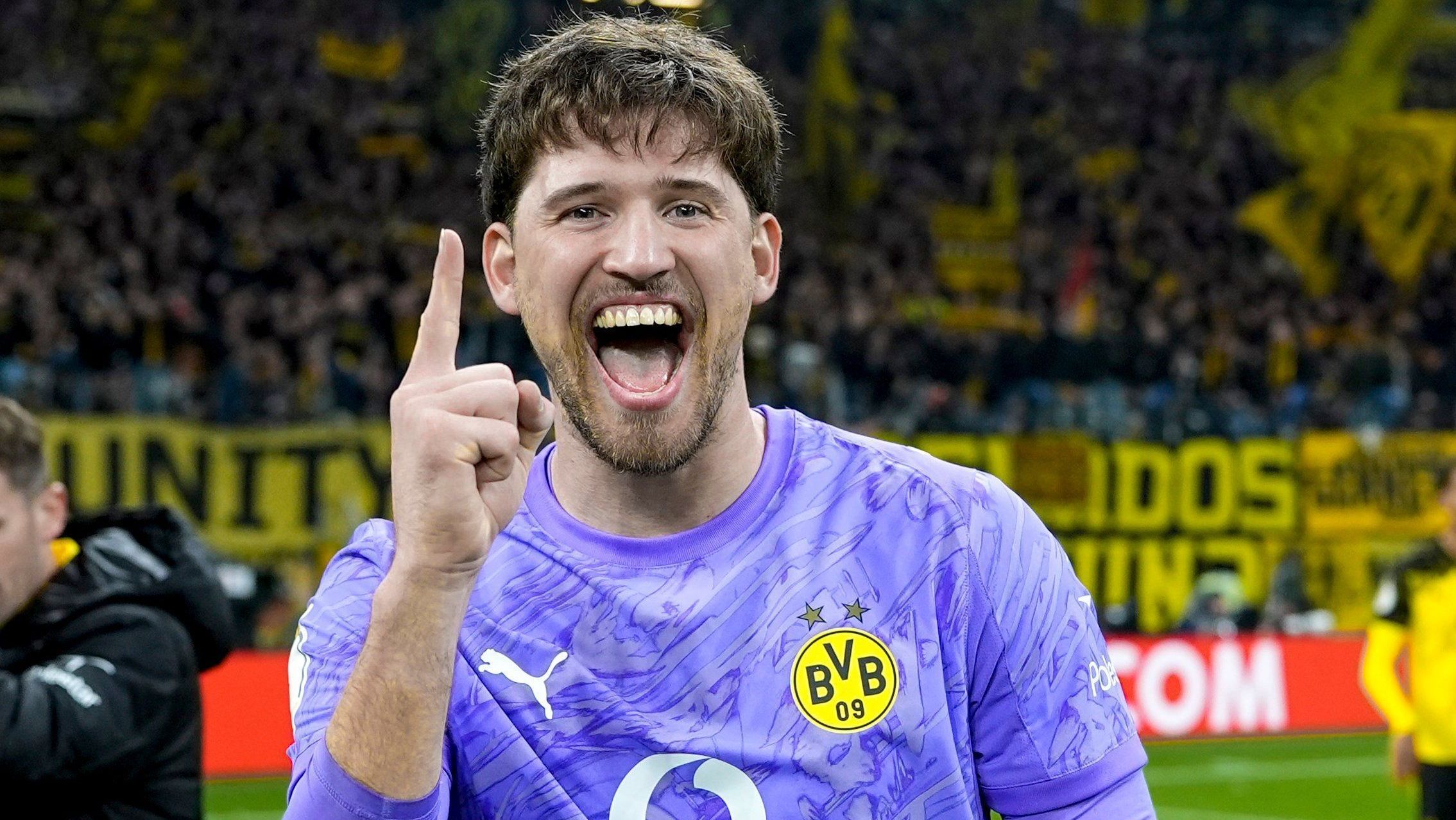 Gregor Kobel, goleiro do Borussia Dortmund, comemorando a classificação às oitavas da Copa da Alemanha
