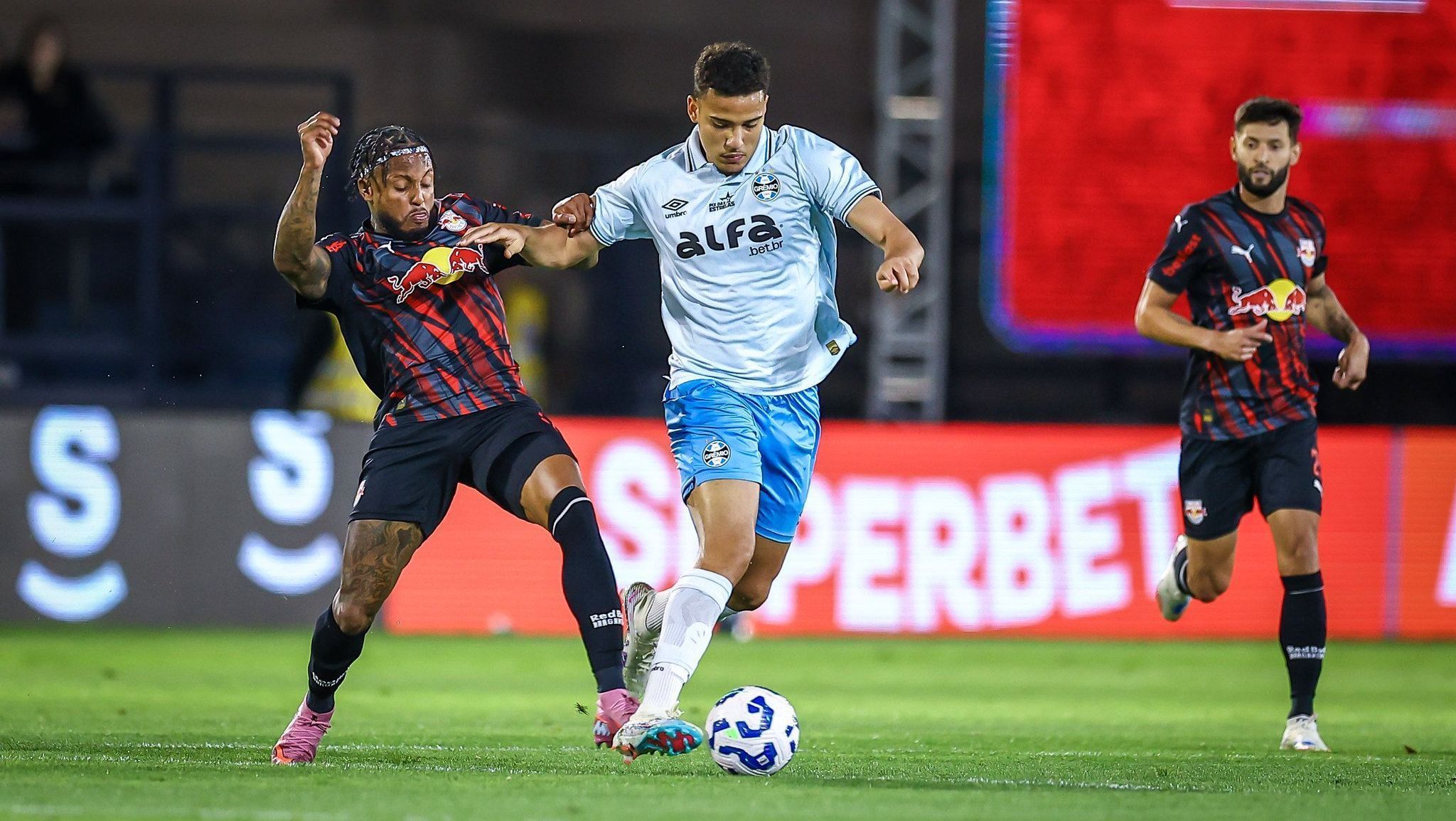 Duelo entre Red Bull Bragantino e Grêmio pelo Brasileirão terminou em polêmica por cartões