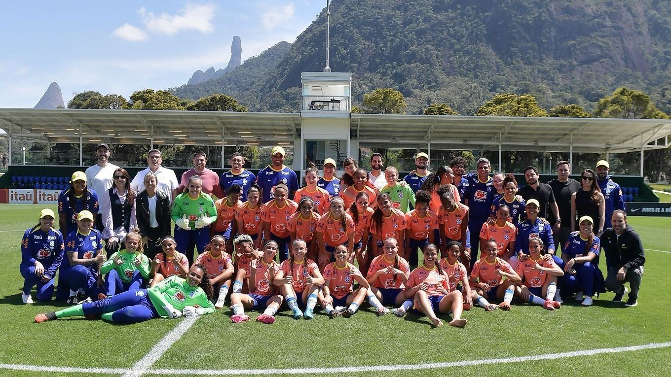 Jogadoras e comissão técnica da Seleção Brasileira Feminina Sub-17