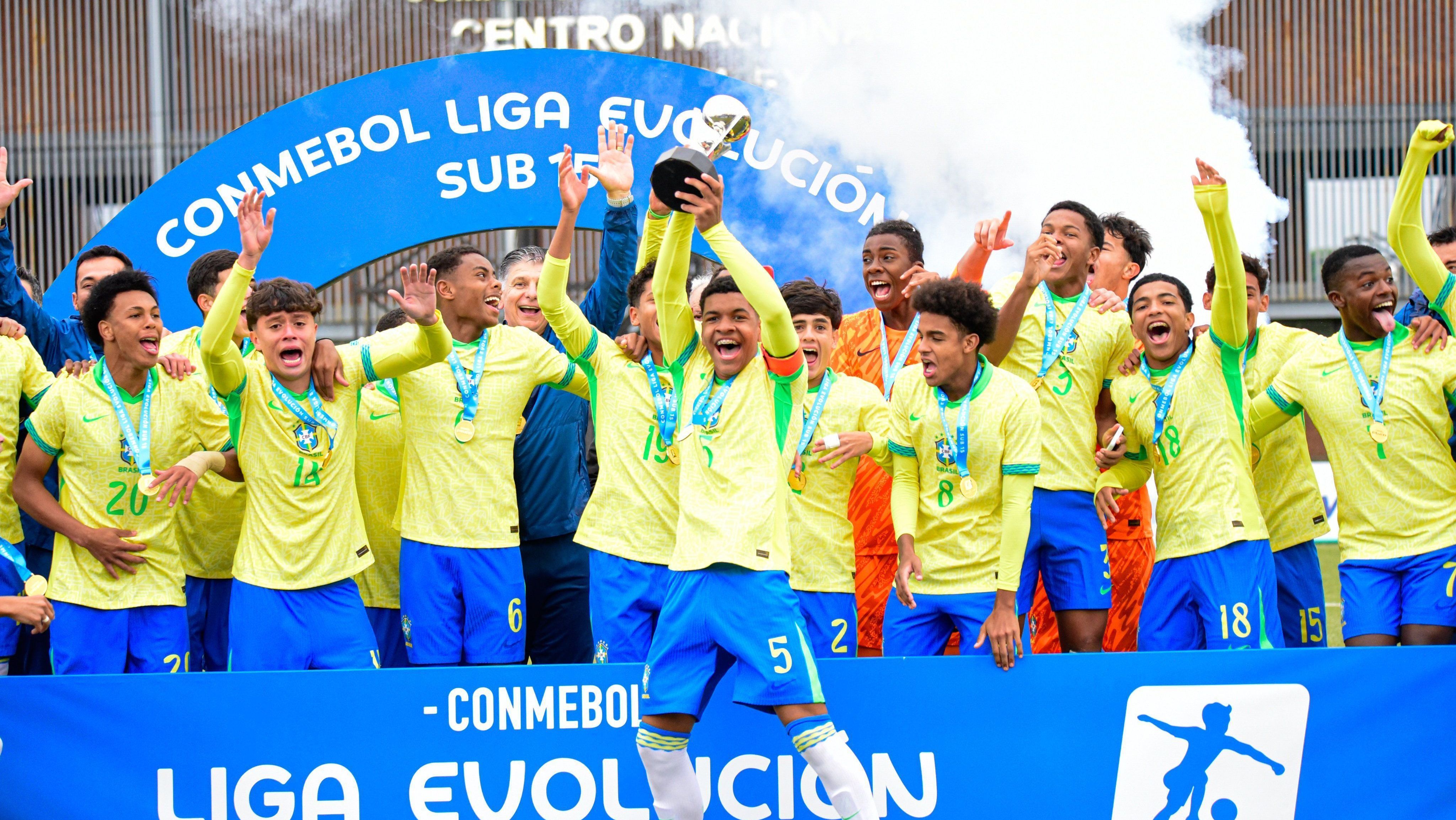 Brasil celebrando o título da Liga Evolución Sub-15 da Conmebol