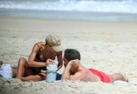 Ex-namorados, Bruna Marquezine e João Guilherme curtem praia juntos