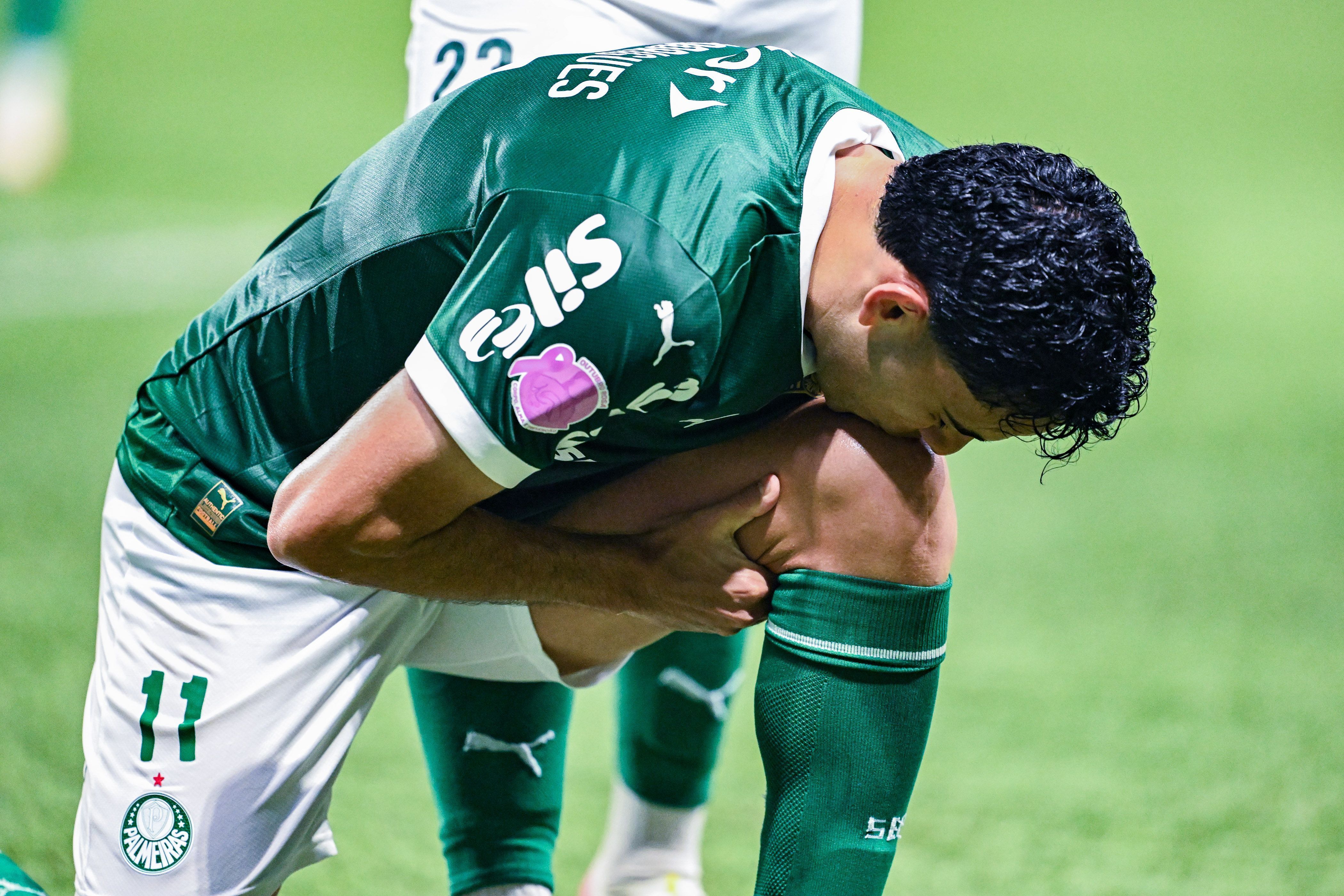 Bruno Rodrigues, que sofreu com lesões, comemora seu gol pelo Palmeiras beijando o joelho • Richard Callis/Sports Press Photo/Getty Images
