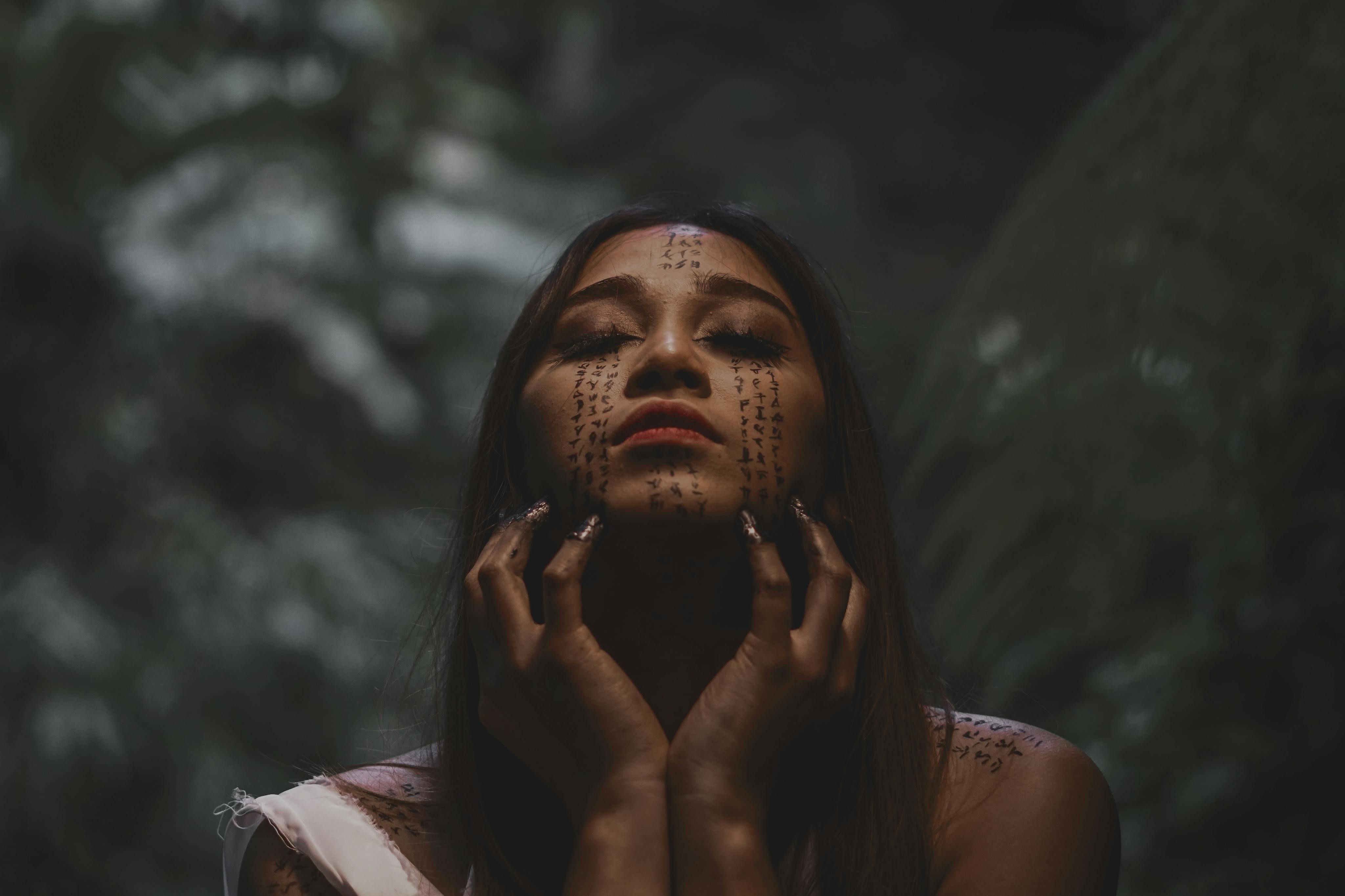 O renascimento da figura da bruxa revela uma nova forma de poder feminino: mulheres que resgatam saberes ancestrais, rituais de cura e espiritualidade como caminhos de autonomia e resistência • Pexels