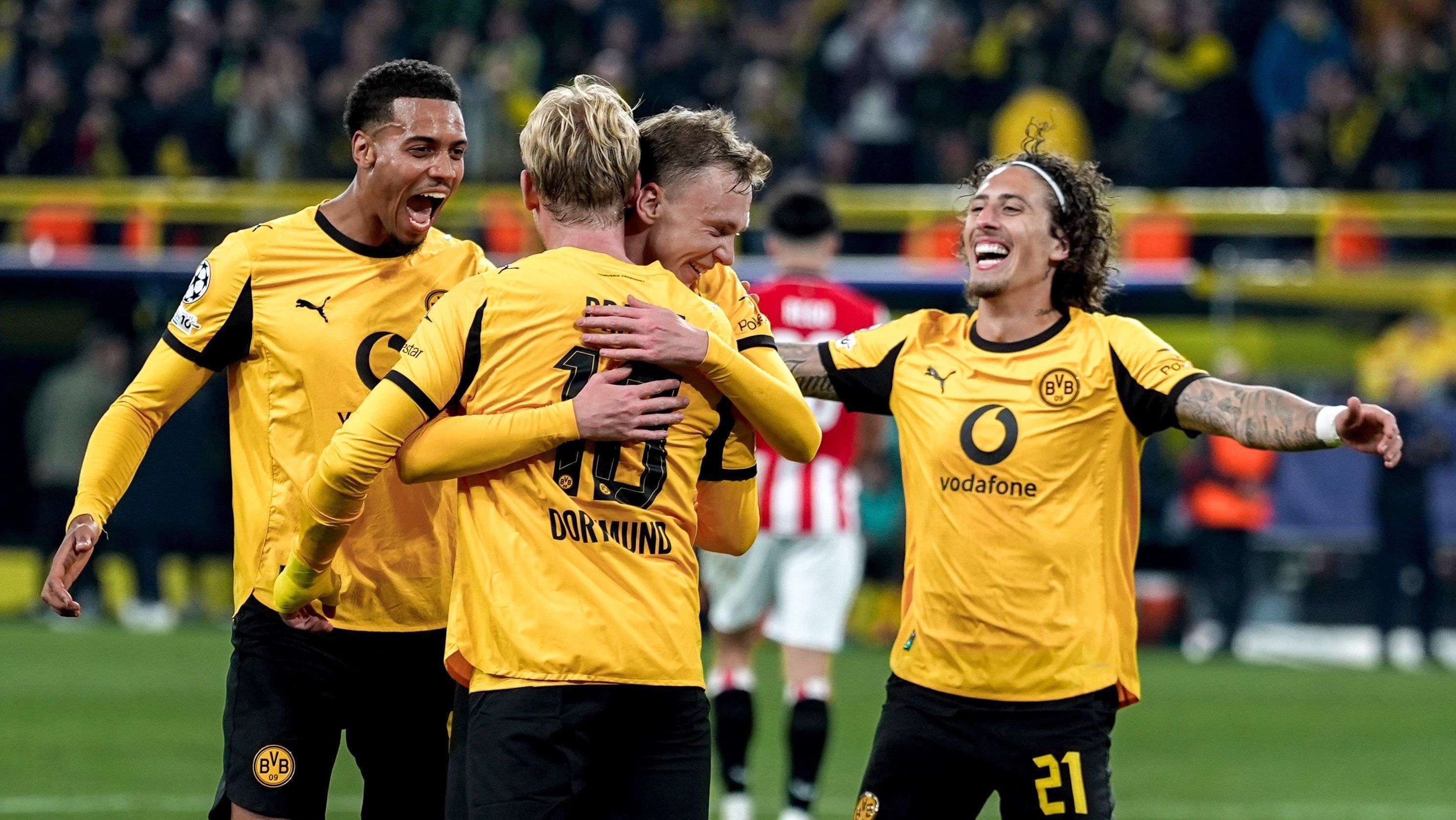 Jogadores do Borrusia Dortmund comemoram gol contra o Bilbao pela Champions League