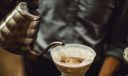 Lavagem intestinal com café para emagrecer se populariza; veja os riscos