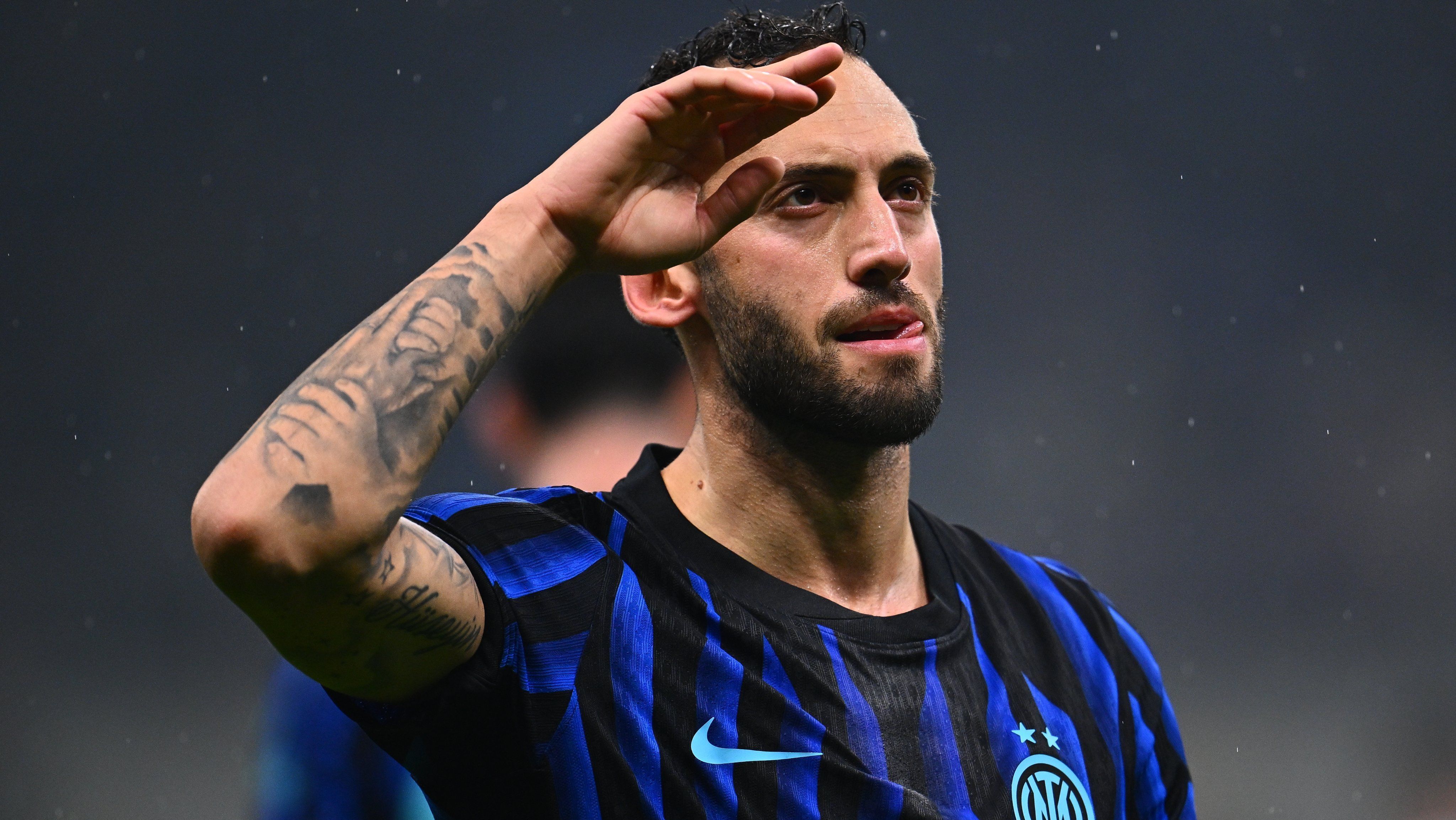 Hakan Çalhanoglu, autor de dois gols na vitória da Inter de Milão sobre a Fiorentina