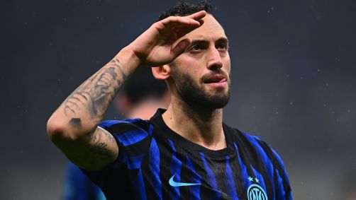 Hakan Çalhanoglu, autor de dois gols na vitória da Inter de Milão sobre a Fiorentina