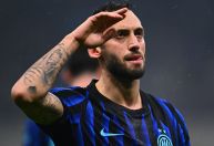 Serie A: Çalhanoglu decide, Inter de Milão bate Fiorentina e sobe na tabela