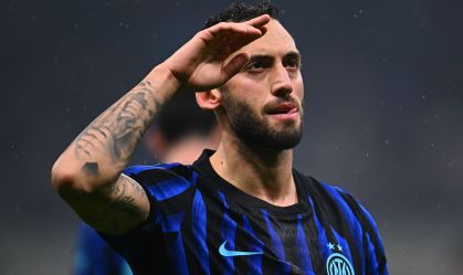 Hakan Çalhanoglu, autor de dois gols na vitória da Inter de Milão sobre a Fiorentina